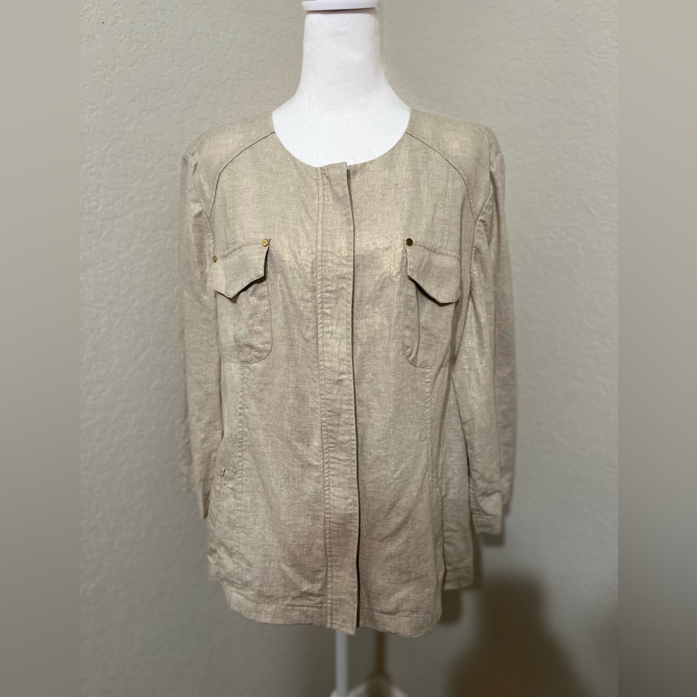 ❄️ ⛄️ Chico’s 100% linen woman’s jacket. Cream color with gold accents.